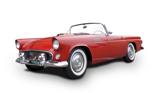 Ein roter Ford Thunderbird Oldtimer vor einem weißen Hintergrund.