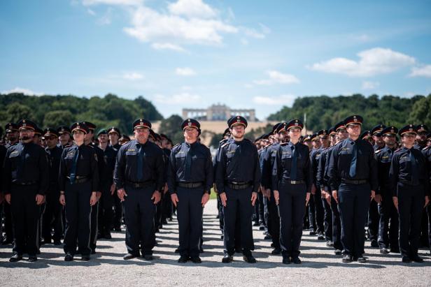 ++ THEMENBILD ++ ANGELOBUNG VON POLIZISTEN UND POLIZEISCHÜLERN Angelobung von Polzeischülerinnen und -schülern