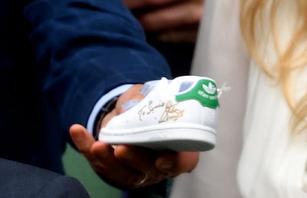 Ein signierter Turnschuh für den kleinen Prinzen Ein signierter Turnschuh für den kleinen Prinzen