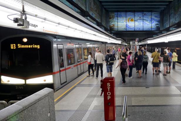 Zum Glück: Eine klimatisierte U-Bahn fährt ein. 46-72228093