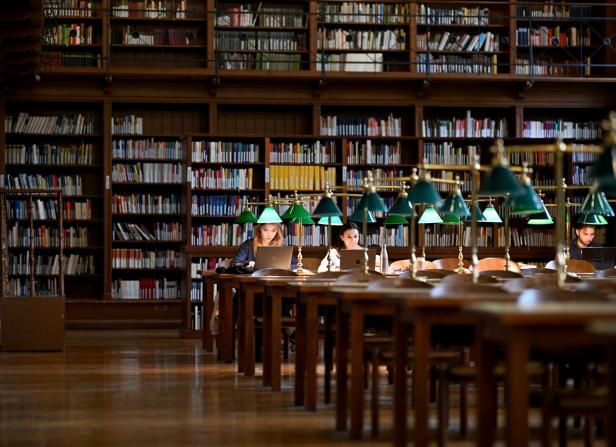 Bücherei: Es ist ruhig, es ist klimatisiert, es gibt unendlich viel Lesestoff: Was will man im Sommer mehr? ++ THEMENBILD ++ STUDIUM / UNIVERSITÄT / BIBLIOTHEK