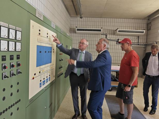 Männer betrachten eine Steuerungstafel im Rahmen der EVN Wasser Ausbaustudie 2055.