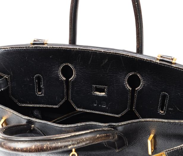 Das Innere einer schwarzen Hermès Birkin Handtasche ist zu sehen.