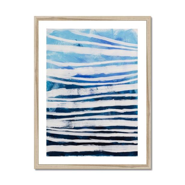 Ein abstraktes Gemälde mit blauen und weißen horizontalen Linien in einem Holzrahmen.