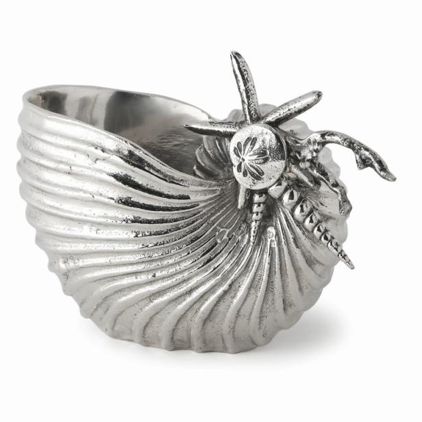 Eine silberne Schale in Form eines Nautilus mit Seestern-Verzierungen.