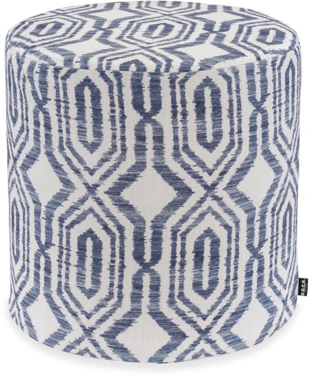 Ein runder Hocker mit blau-weißem geometrischen Muster.