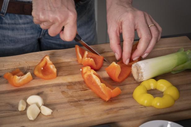 Paprika, Lauch und Knoblauch schneiden