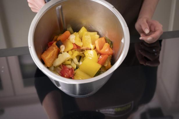 Gemüse in den Mixer geben