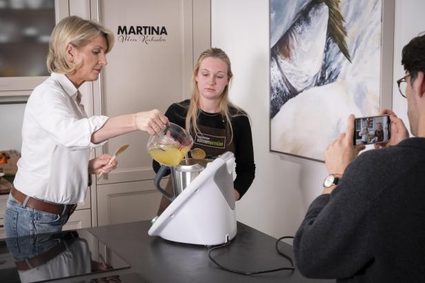 Gemüsesuppe in die Küchenmaschine geben