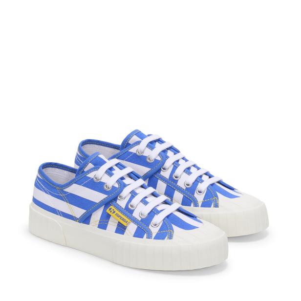 Zwei blau-weiß gestreifte Superga-Sneakers mit weißen Schnürsenkeln stehen nebeneinander.