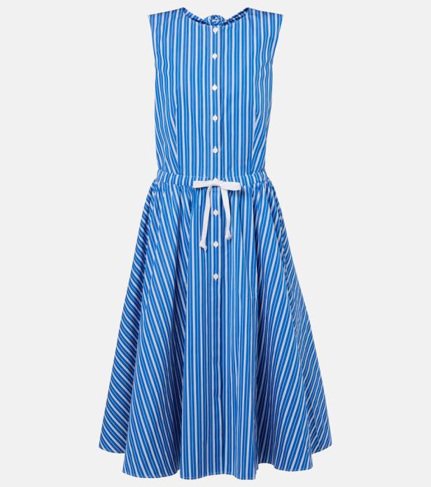 Ein blau-weiß gestreiftes Kleid mit weißer Kordel in der Taille.