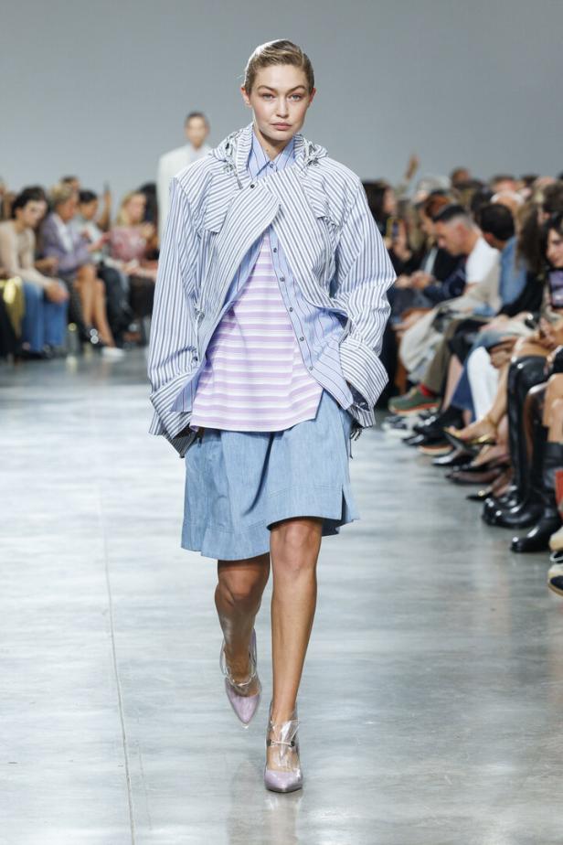Gigi Hadid auf dem RABANNE Spring/Summer 2025 Runway während der Pariser Fashion Week im September 2024 in Paris.