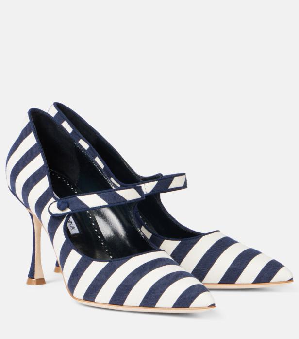 Zwei blau-weiß gestreifte Mary-Jane-Pumps mit Absatz stehen vor einem weißen Hintergrund.