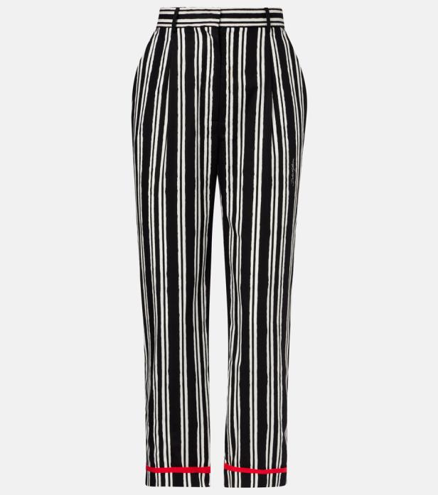 Eine schwarz-weiß gestreifte Hose mit rotem Saum.