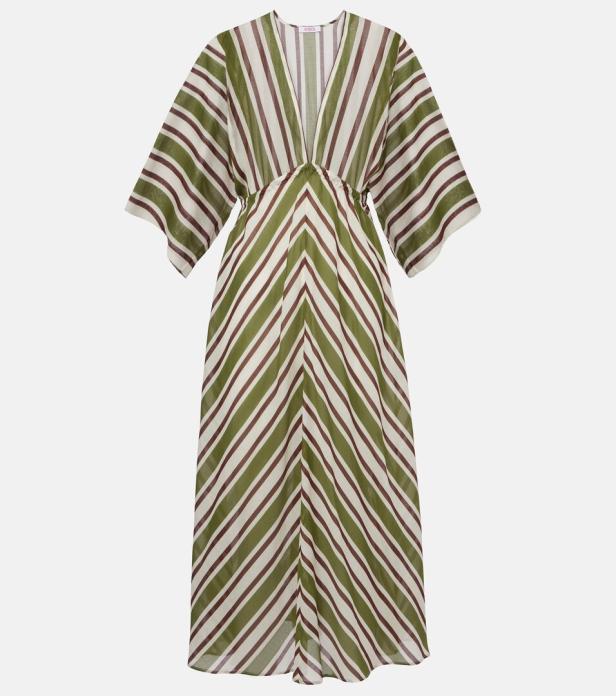 Ein langes, gestreiftes Sommerkleid mit V-Ausschnitt in Grün-, Braun- und Beigetönen.