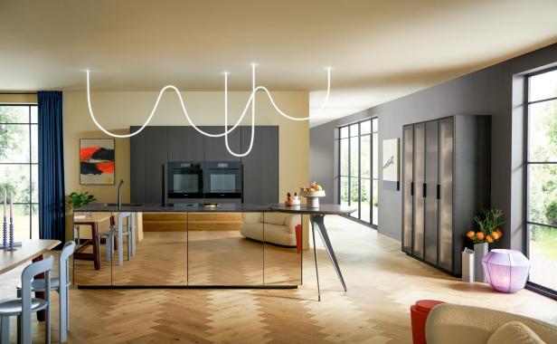 Moderne Küche mit großem Inselbereich und Holzfußboden.