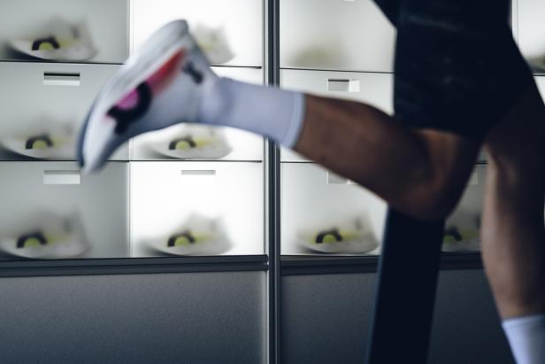 Die Schweizer Laufschuhfirma On hat in Zürich einen Produktionsstandort eröffnet, in dem ein Laufschuh via Lightspray-Technologie von einem Roboter vollautomatisch gefertigt wird.
