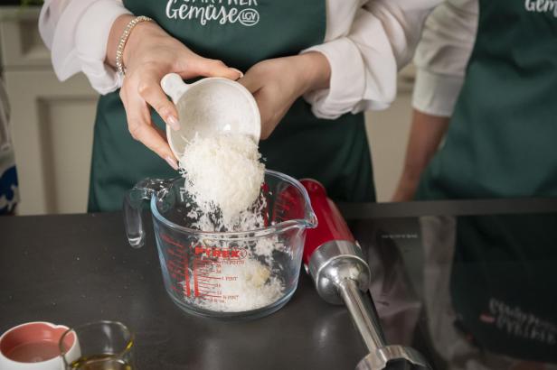 Parmesan in die Küchenmaschine geben