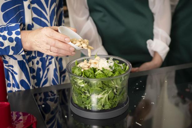 Knoblauch, Parmesan, geröstete Mandeln, Olivenöl, Salz und Zitronensaft zu einem Pesto mixen.