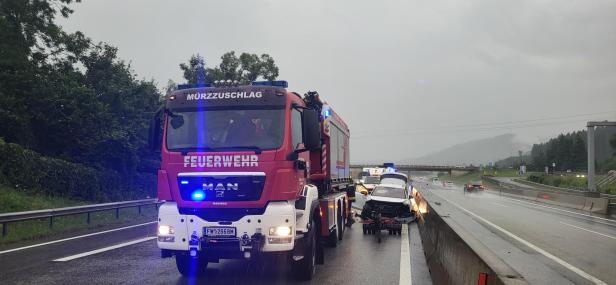 Feuerwehrauto bei Einsatz nach Unfall