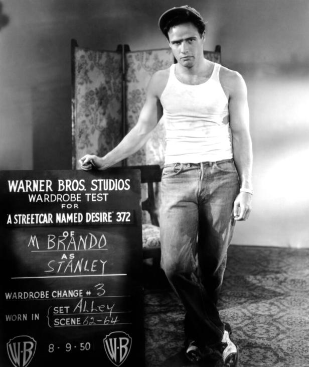 Marlon Brando am Filmset. Mit Schiebermütze, Jeans und Unterhemd.