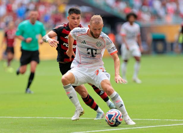 Ein Fußballspieler des FC Bayern München dribbelt den Ball während eines Spiels.