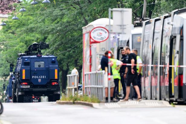POLIZEIEINSATZ IN WIEN-PENZING - BIM VON "GEGENSTAND" BESCHÄDIGT Schuss auf Wiener Bim: Verdächtiger spricht von "depperter Aktion"