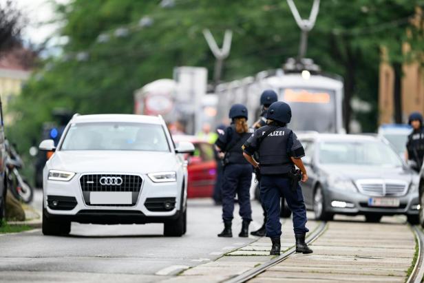 POLIZEIEINSATZ IN WIEN-PENZING - BIM VON "GEGENSTAND" BESCHÄDIGT Schuss auf Wiener Bim: Verdächtiger spricht von "depperter Aktion"