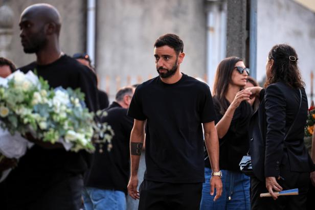 Public wake for Liverpool player Diogo Jota and his brother in Gondomar Nationalteamkollege Bruno Fernandes