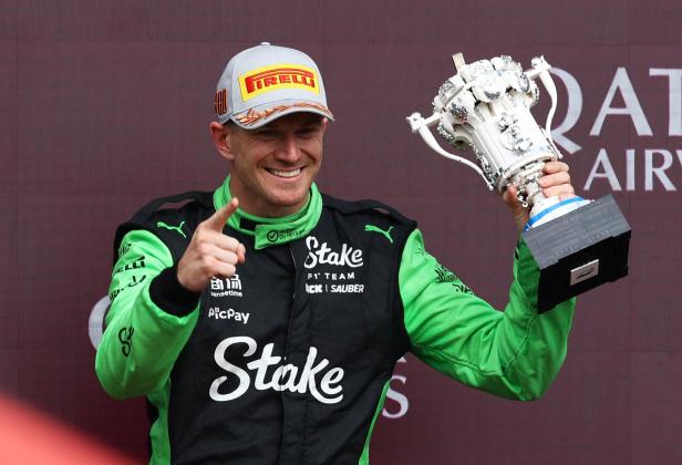 British Grand Prix Nico Hülkenberg jubelt vom Podest