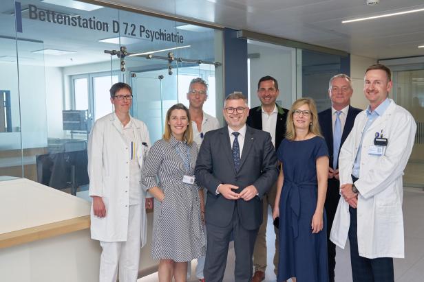 Neue Klinische Abteilung für Psychiatrie und Psychotherapeutische Medizin v.l.n.r. 1. OÄ Andrea Bittner, Interim. Bereichsleitung Marina Parisch, Stv. PD Oliver Loiskandl, Landesrat Ludwig Schleritzko, NÖ LGA Vorstand Bernhard Kadlec, Ärztliche Direktorin Karin Pieber, NÖ LGA Vorstand Gerhard Dafert, Prim. Gernot Fugger