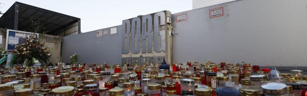 Kerzen stehen vor einer Schule nach einer Gewalttat.