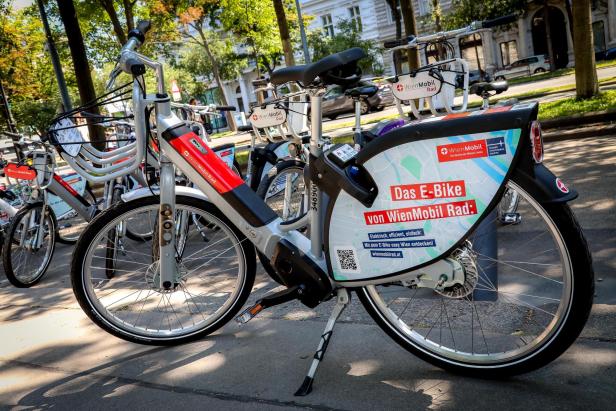 Die silbergrauen E-Bikes mit Blitzsymbol sind ab 7. Juli im Stadtgebiet unterwegs. Die silbergrauen E-Bikes mit Blitzsymbol sind ab 7. Juli im Stadtgebiet unterwegs.