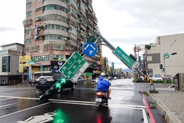 Kreuzung TAIWAN-WEATHER-TYPHOON