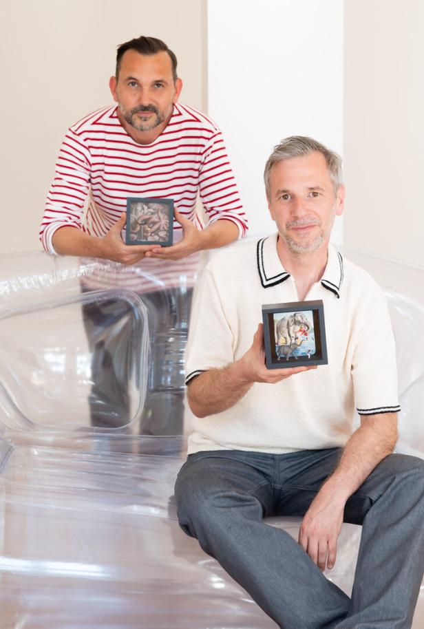 Zwei Männer präsentieren Dioramen der Manufaktur Winkler & Zink.