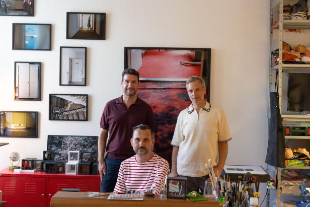 Die Diorama Manufaktur Winkler & Zink vor einer Wand mit Fotografien.