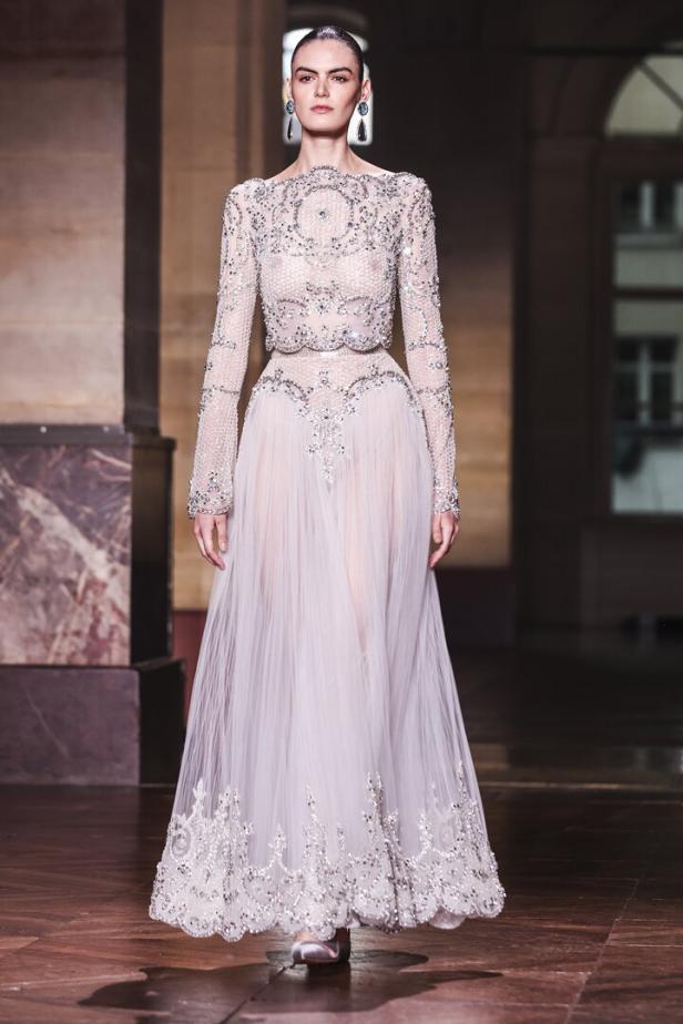 Ein Model präsentiert ein bodenlanges, mit Pailletten besetztes Kleid von Georges Hobeika auf dem Laufsteg.