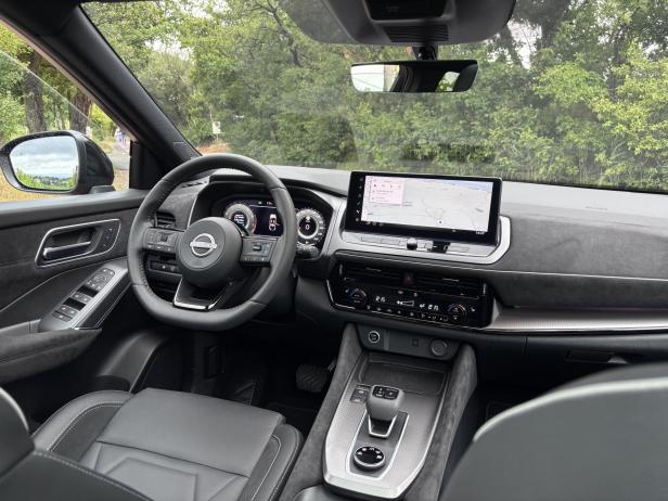 Der ansonsten nüchterne Innenraum wird durch Alcantara-Elemente aufgewertet. qashqai8.jpeg