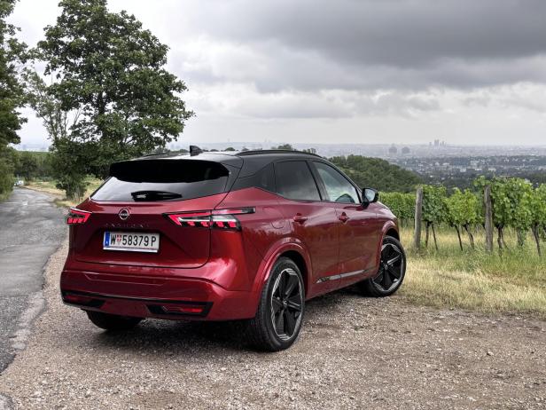 Die Heckpartie des Qashqai wurde mit neuen Heckleuchten dezent überarbeitet. qashqai3.jpeg
