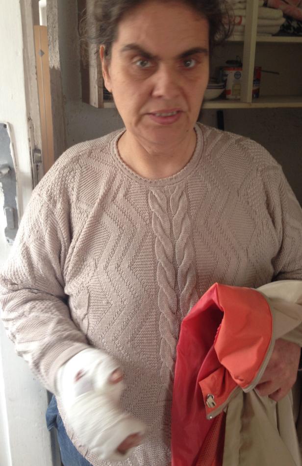 Angelika D. wurde an der rechten Hand schwer verletzt