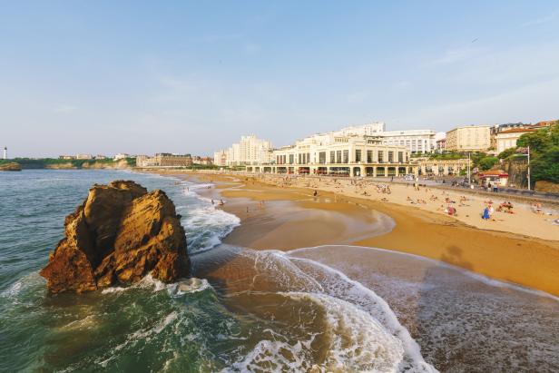 Der Strand von Biarritz in Frankreich bei Sonnenuntergang.