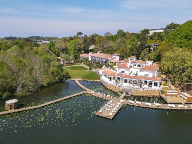 Luftaufnahme des Brindos Lac & Château in Frankreich.