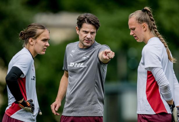 Torfrauentrainer Michael Gurski beim Training