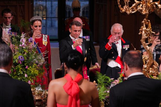 Kate neben Präsident Macron und Charles III.