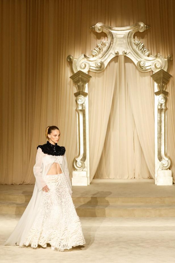 Ein Model auf dem Laufsteg bei der Chanel Fashion Week Haute Couture Herbst/Winter 2025/2026.