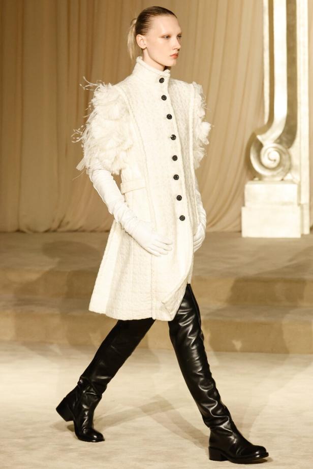 Ein Model auf dem Laufsteg bei der Chanel Haute Couture Herbst/Winter 2025/2026 Modenschau in Paris.