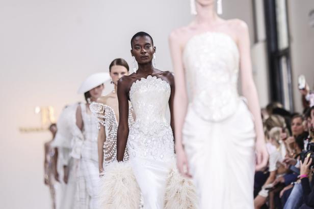 Models präsentieren Tamara Ralphs Laufstegkollektion auf der Pariser Fashion Week Haute Couture Herbst/Winter 2025/2026.