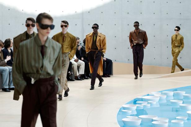 Saint Laurent Herrenmode Frühjahr/Sommer 2026 Kollektion in Paris.
