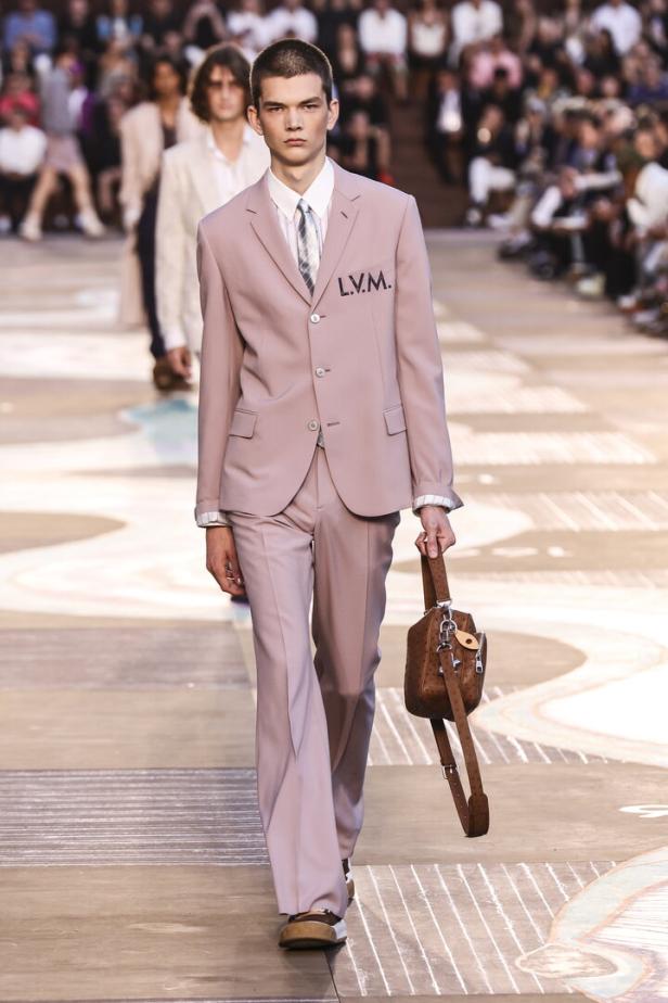 Ein Model auf dem Laufsteg der Paris Fashion Week Menswear Spring/Summer 2026 für Louis Vuitton.
