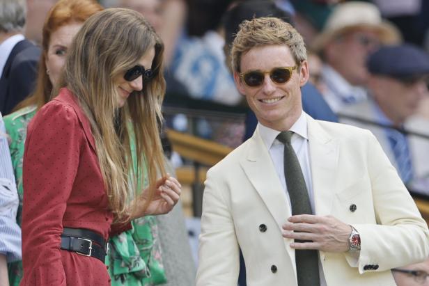 Eddie Redmayne und seine Begleiterin bei den Wimbledon Championships 2025.